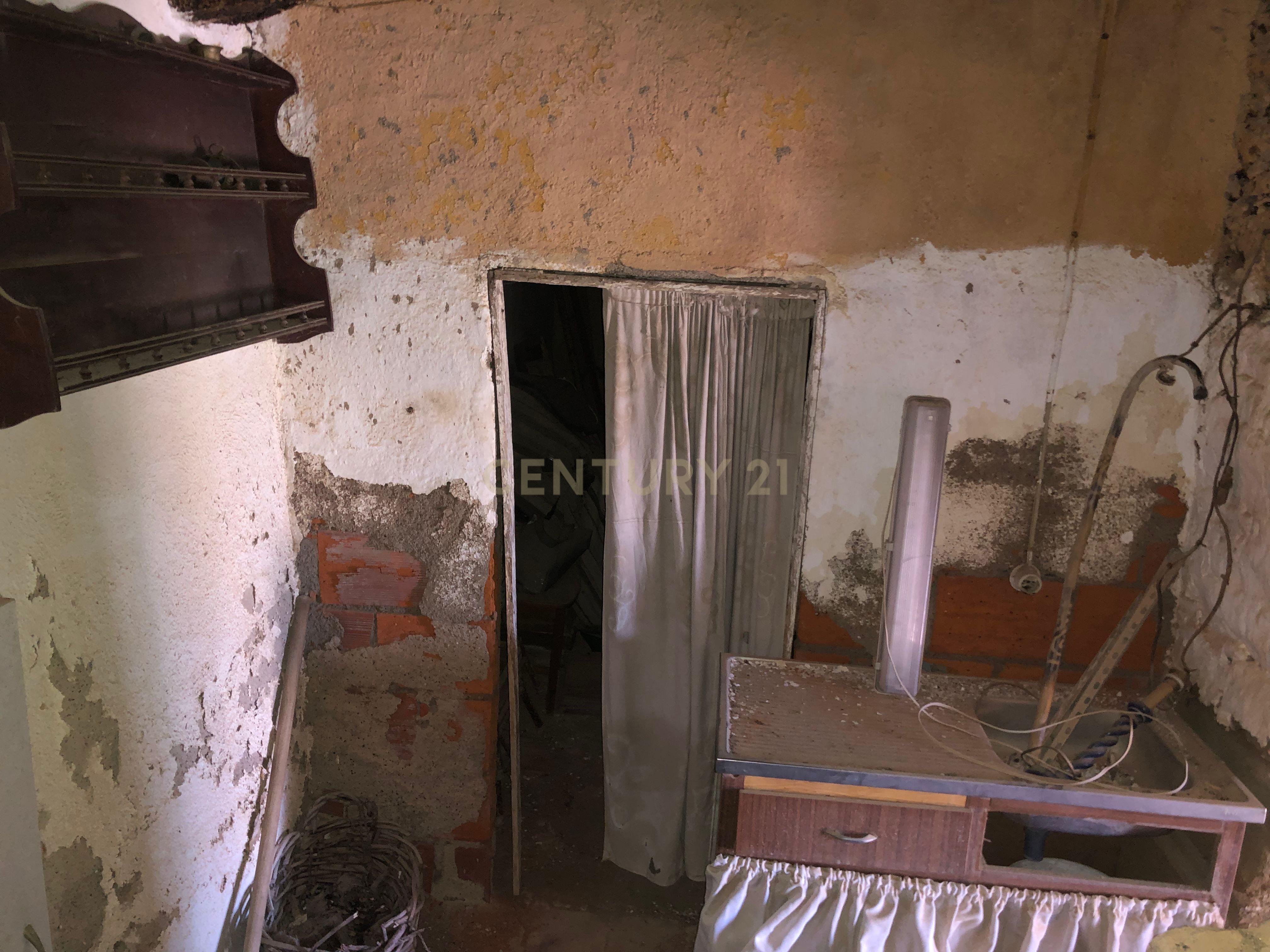 Casa terrea com anexo em ruina - Image 21