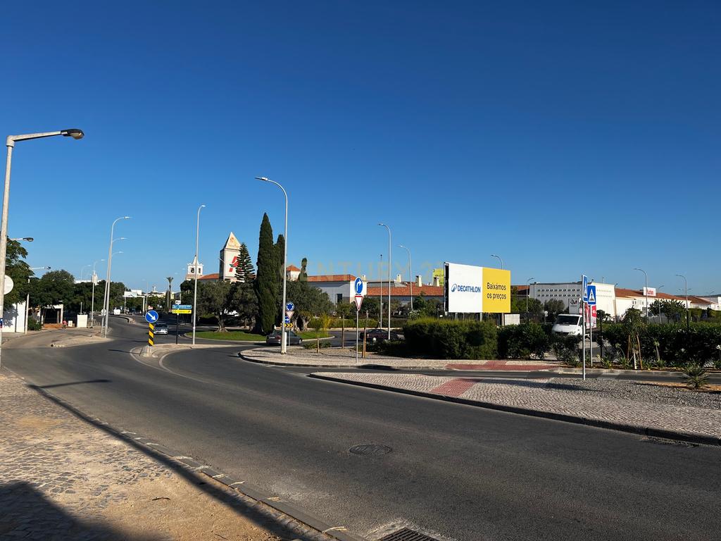 Lote para construção, com projeto aprovado de moradia V3    perto do Shopping, Fórum Algarve, e ecovia do Parque Natural da Ria Formosa. - Image 3