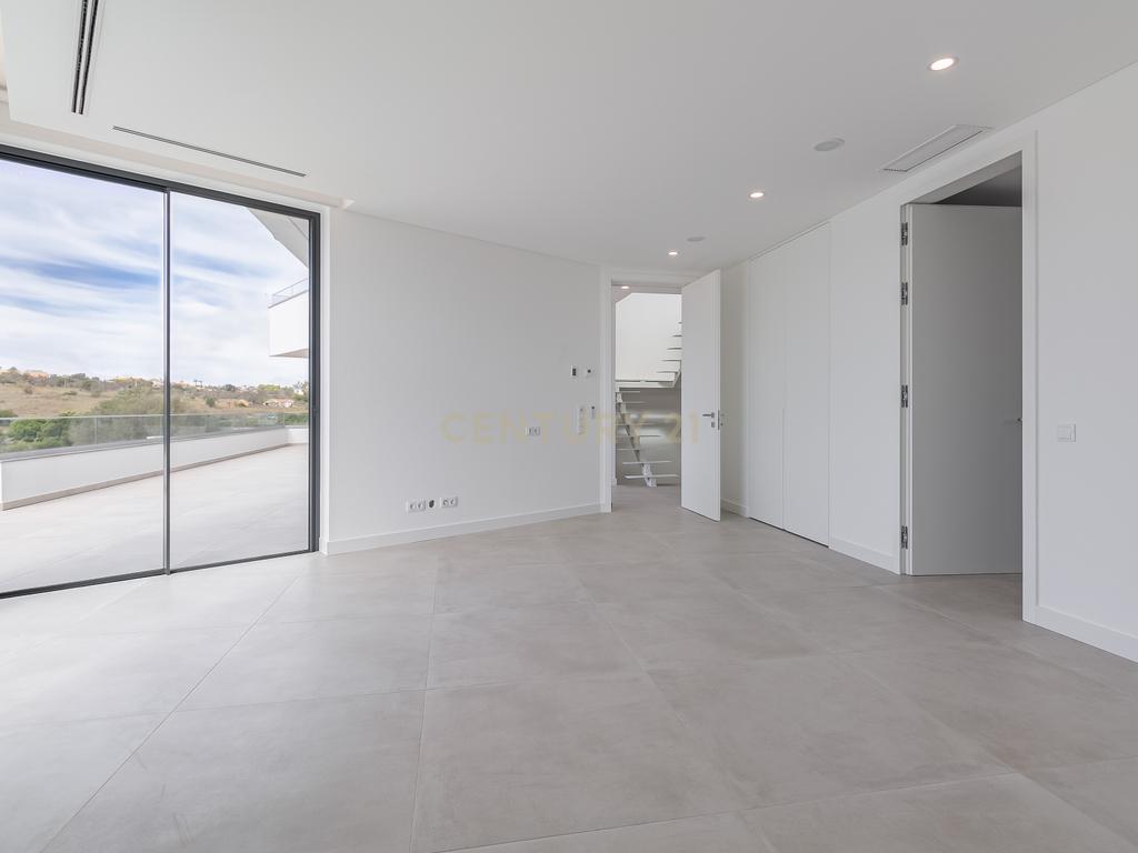Luxuosa moradia T4 e vista mar, Porto de Mós, Lagos, Portugal - Image 19
