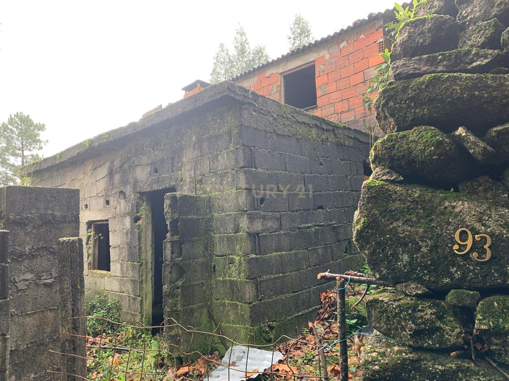 Casa no Gerês para restauro com Terreno e vistas magnificas sobre a montanha - Image 21