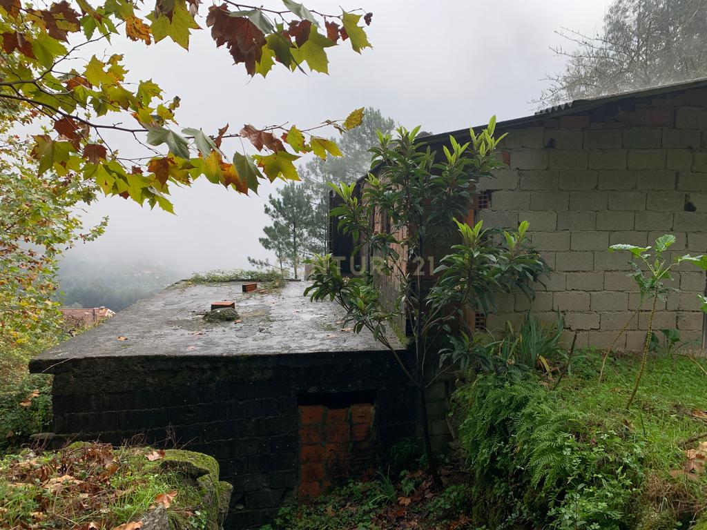Casa no Gerês para restauro com Terreno e vistas magnificas sobre a montanha - Image 18