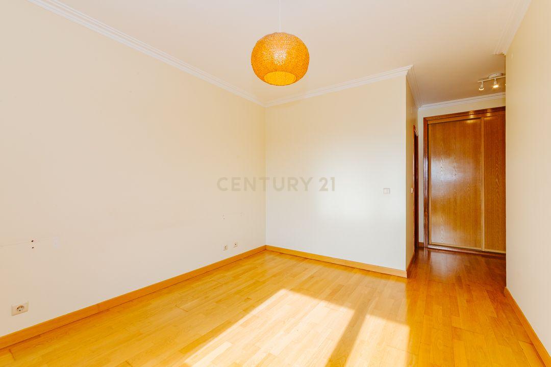 T2 Com Terraço em Telheiras - Image 17
