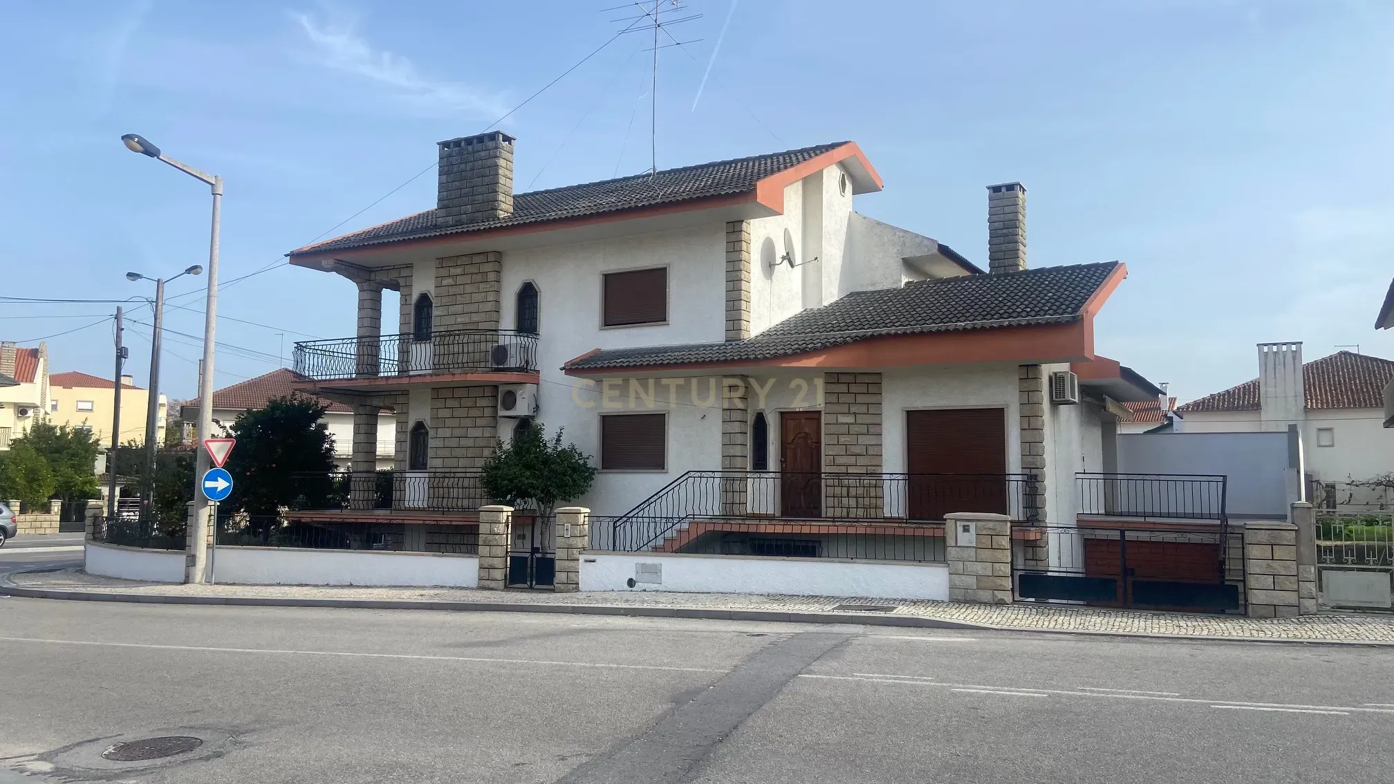 Moradia localizada em zona central da vila de Alcains - Castelo Branco - Image 1