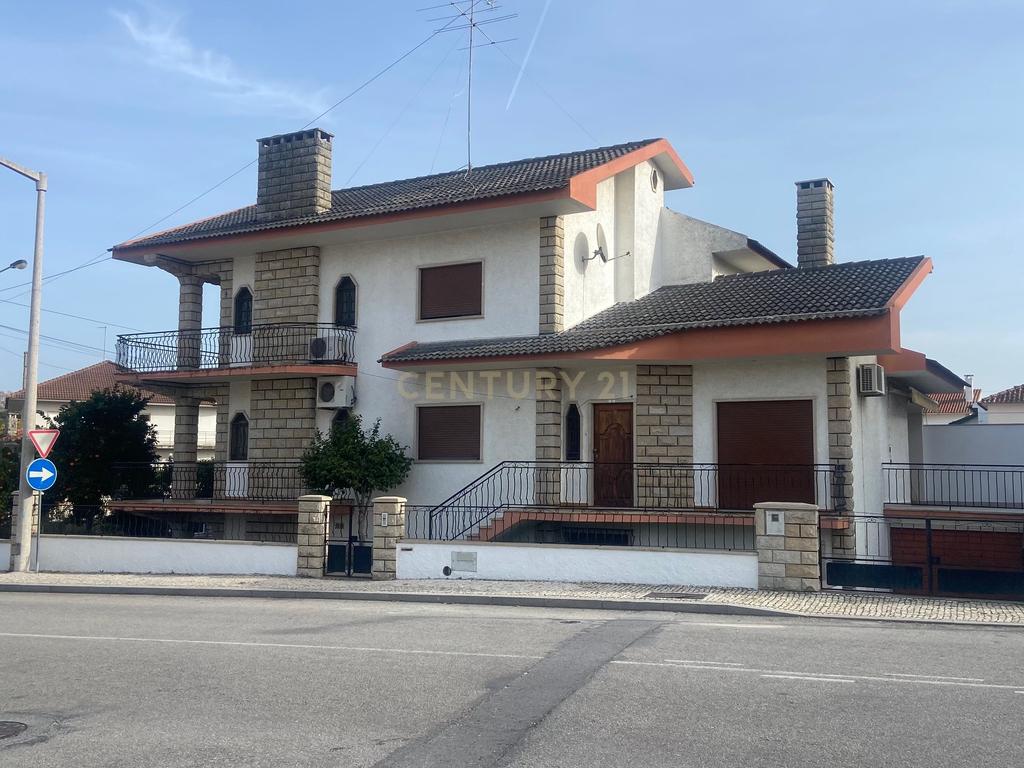 Moradia localizada em zona central da vila de Alcains - Castelo Branco - Image 1