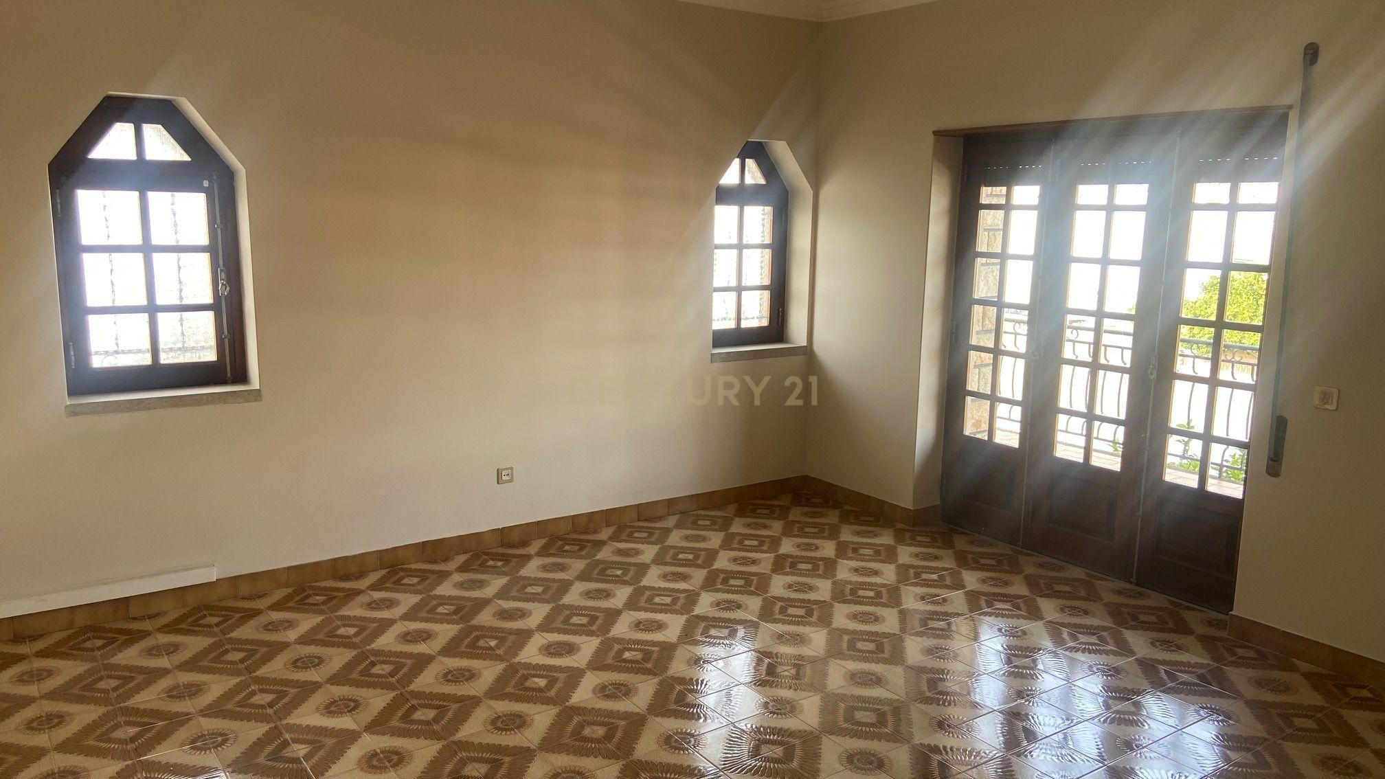 Moradia localizada em zona central da vila de Alcains - Castelo Branco - Image 25