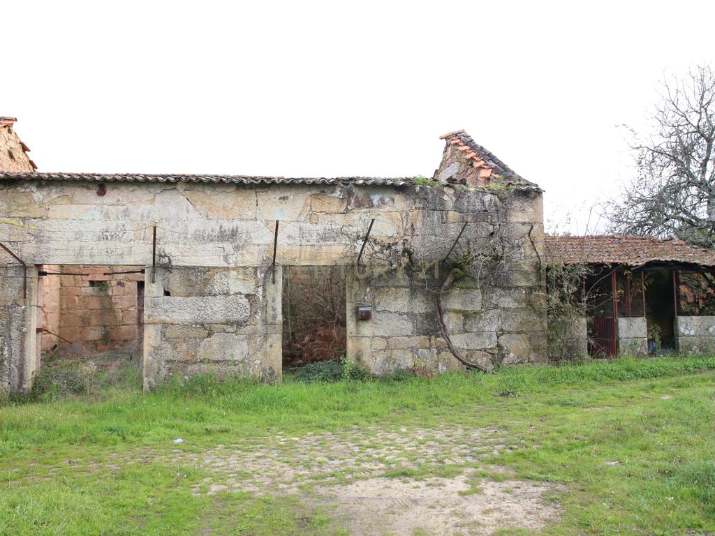 Quinta em Oliveira do Hospital, com 60000 m2 com casas para recuperar. - Image 82