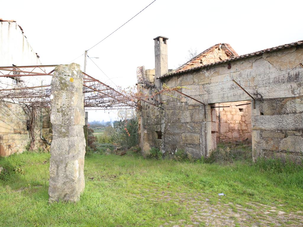 Quinta em Oliveira do Hospital, com 60000 m2 com casas para recuperar. - Image 83