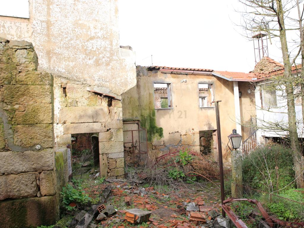 Quinta em Oliveira do Hospital, com 60000 m2 com casas para recuperar. - Image 86