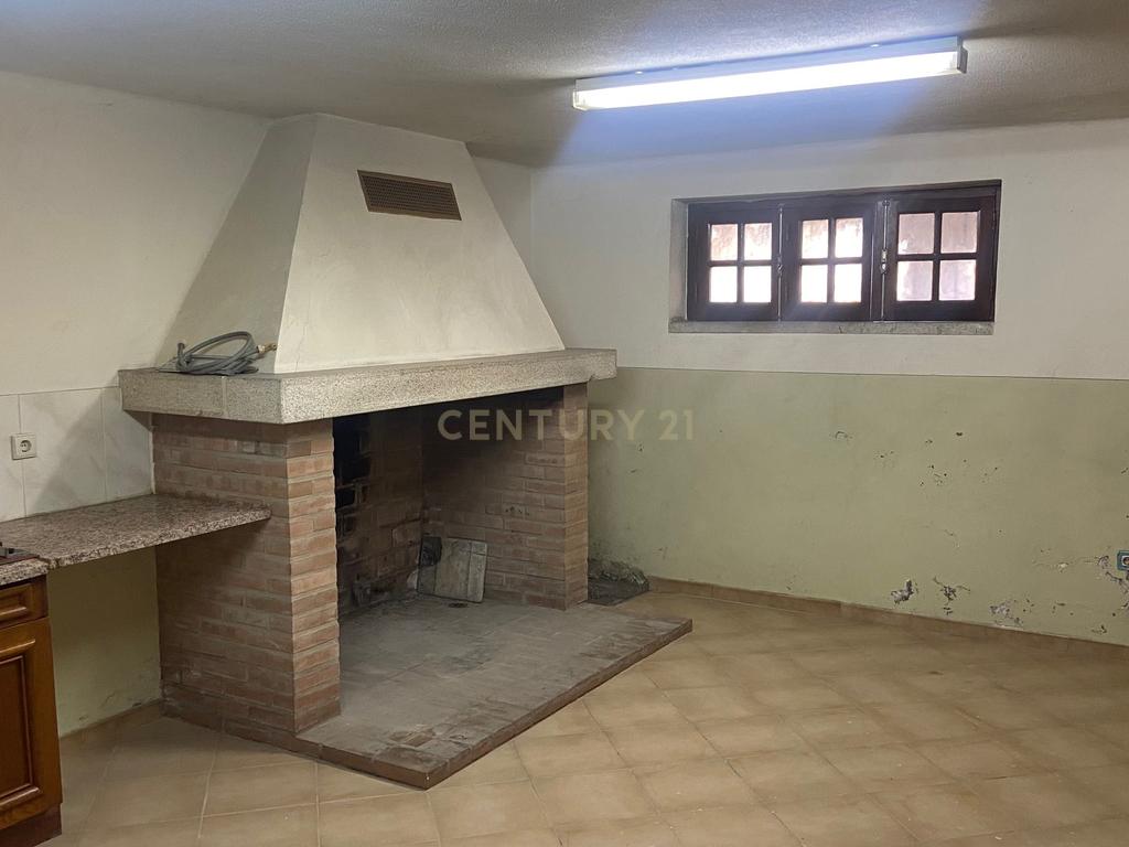 Moradia localizada em zona central da vila de Alcains - Castelo Branco - Image 40