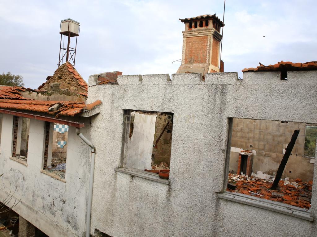 Quinta em Oliveira do Hospital, com 60000 m2 com casas para recuperar. - Image 96