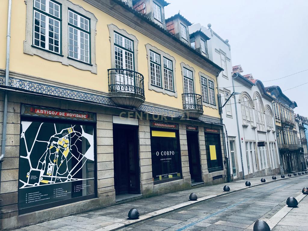 Prédio na zona histórica de Viseu - Image 1