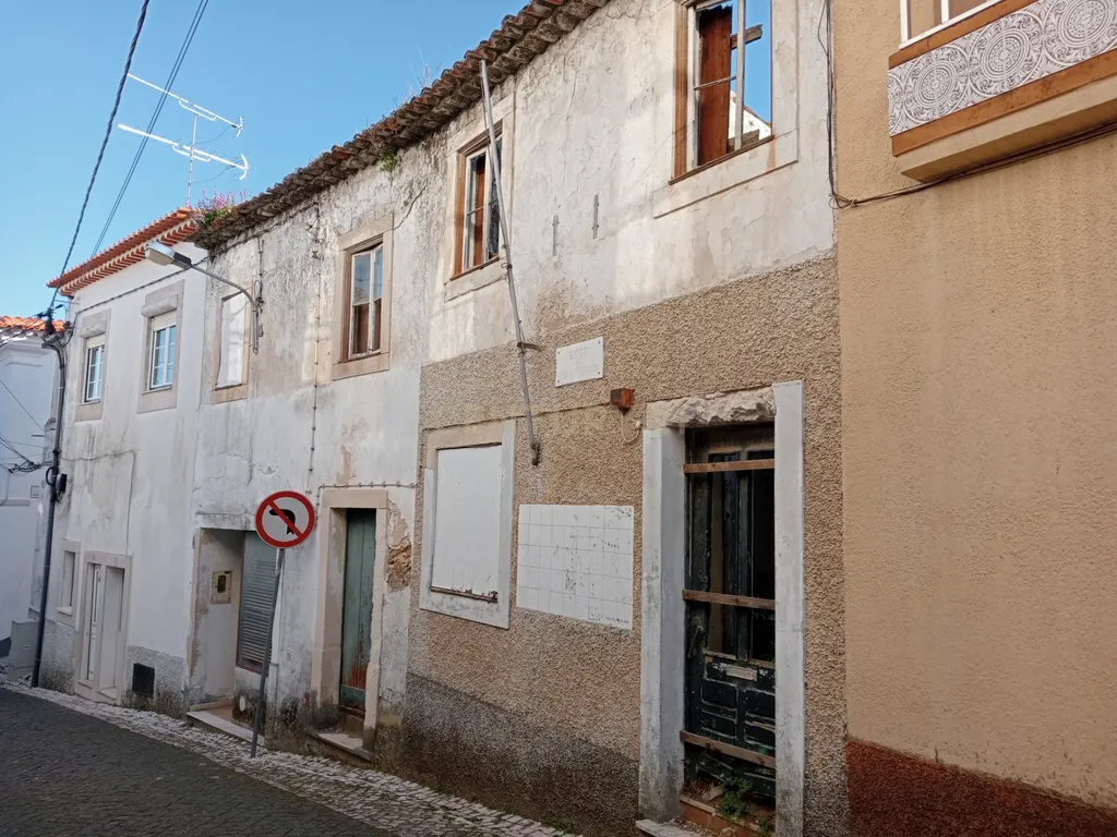 Moradia T7 para restaurar nas Lapas, Torres Novas - Image 1