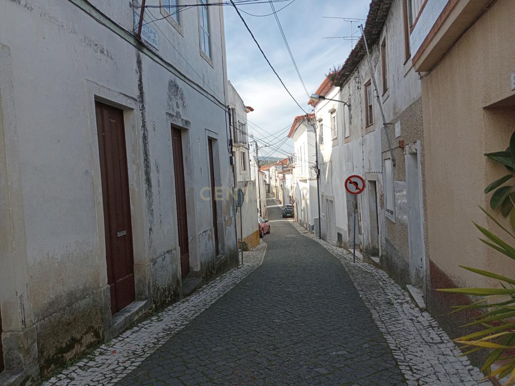 Moradia T7 para restaurar nas Lapas, Torres Novas - Image 2