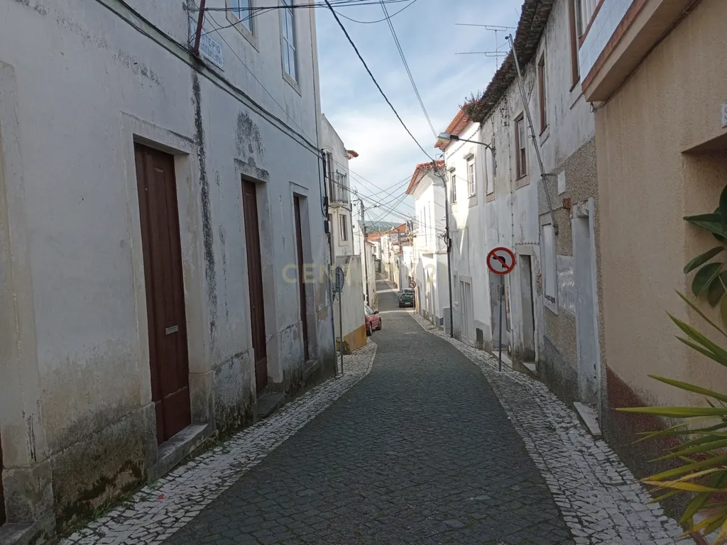 Moradia T7 para restaurar nas Lapas, Torres Novas - Image 2