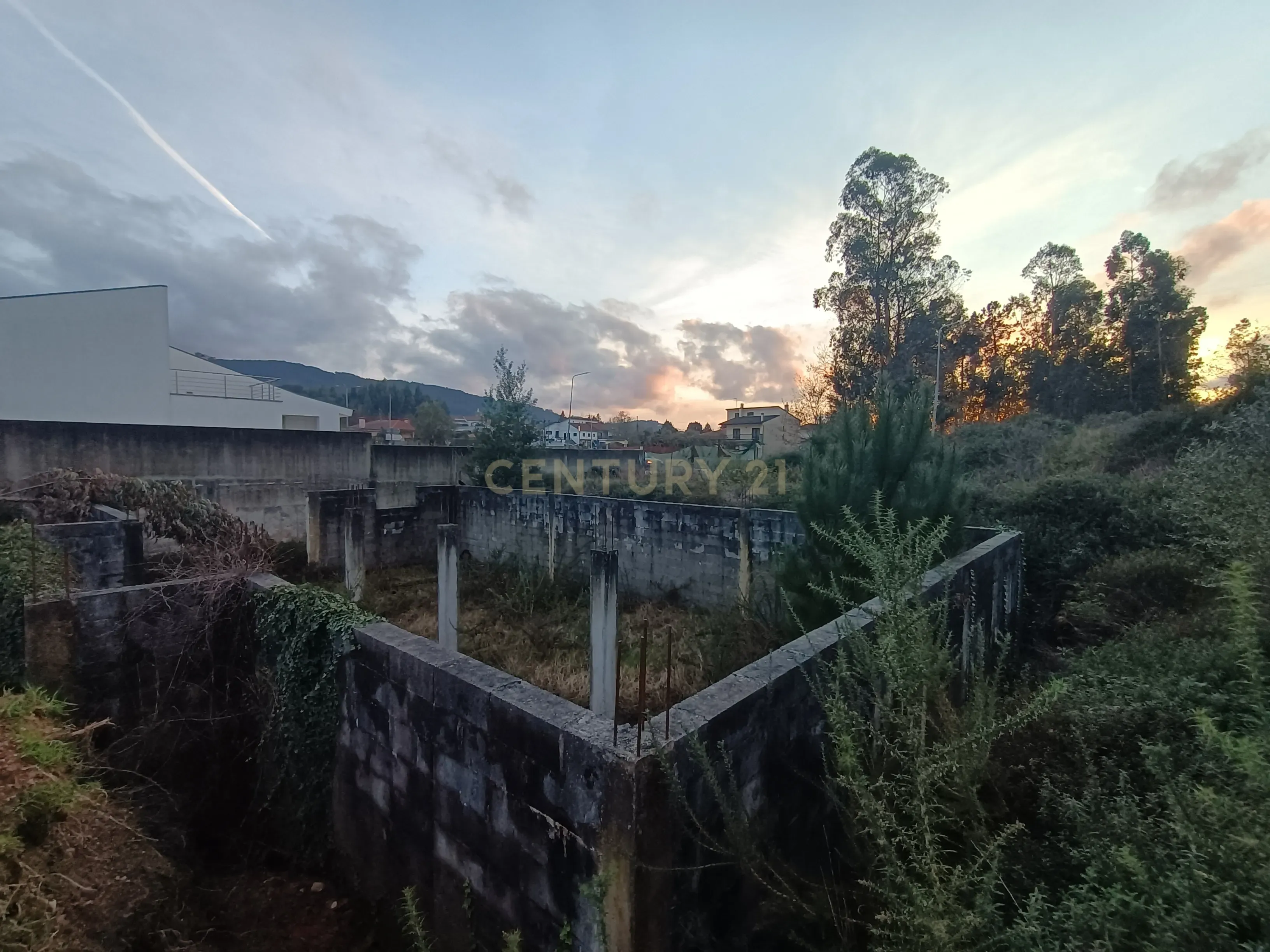 Terreno para construção c/ benfeitoria em Geraz do Lima - Image 1
