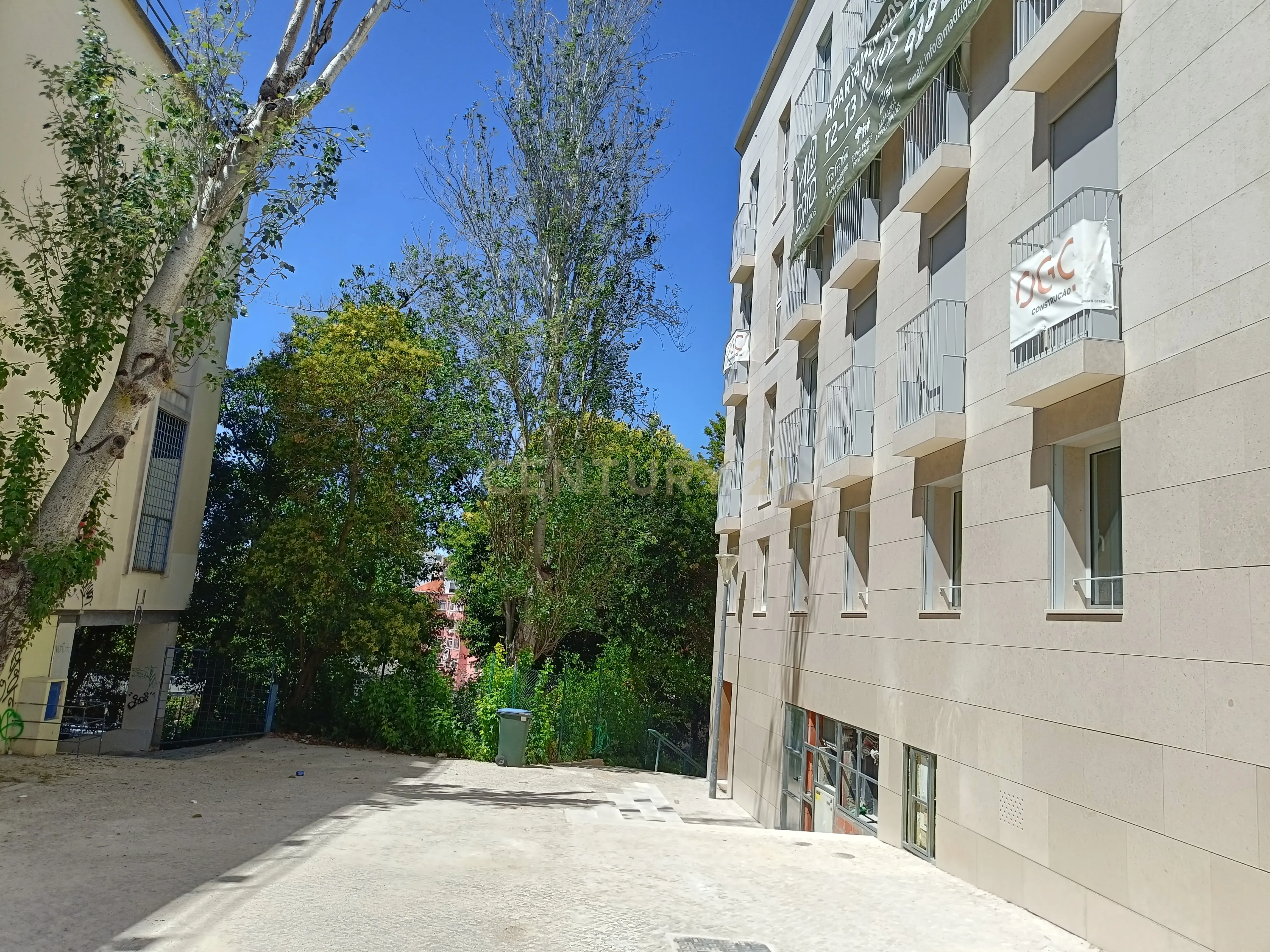 Apartamento Duplex T2, Novo, já concluído e com Licença de Utilização, à Venda em Zona Nobre e Recatada do Areeiro na Av. Madrid - Image 1