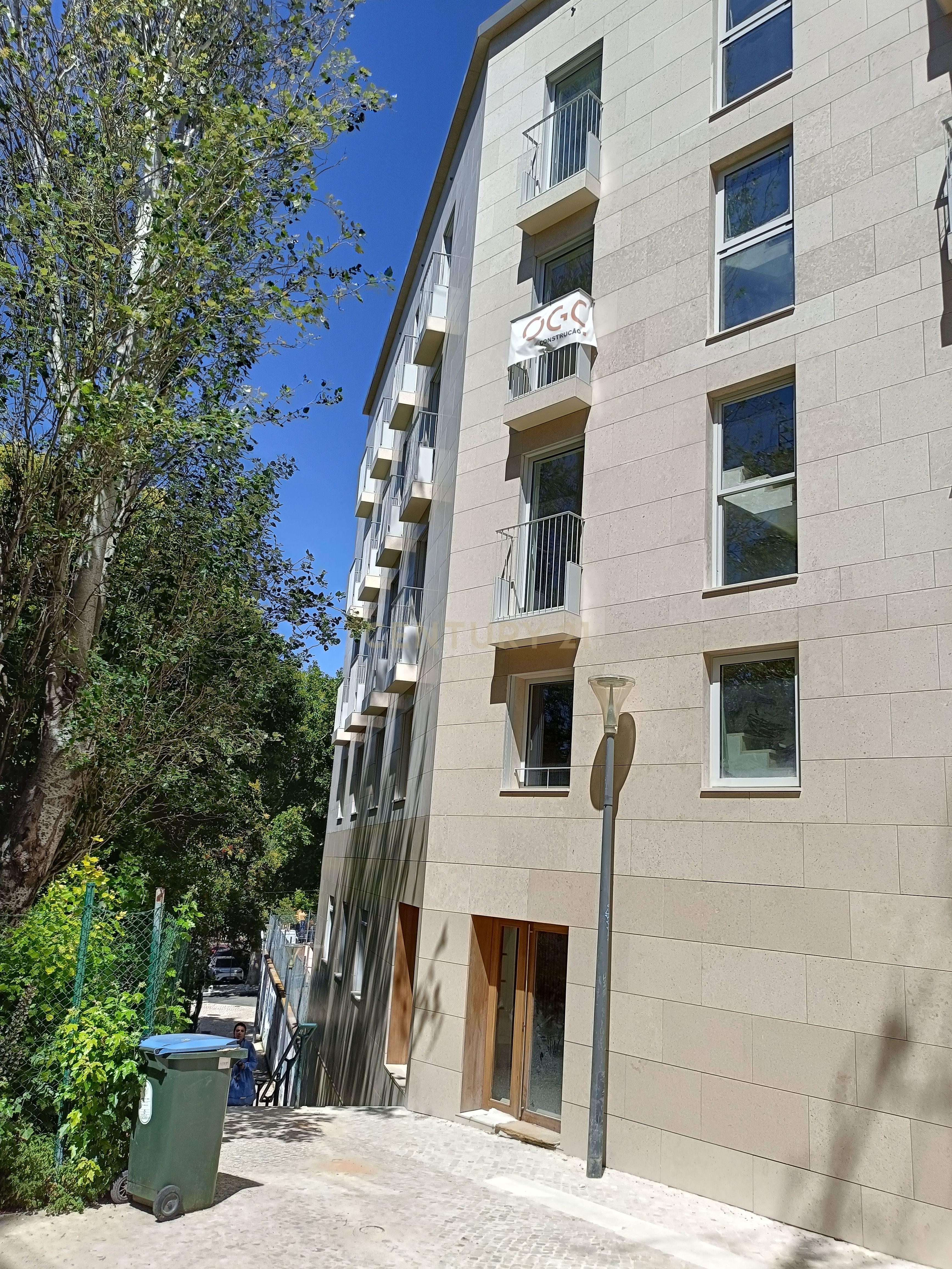 Apartamento Duplex T2, Novo, já concluído e com Licença de Utilização, à Venda em Zona Nobre e Recatada do Areeiro na Av. Madrid - Image 2