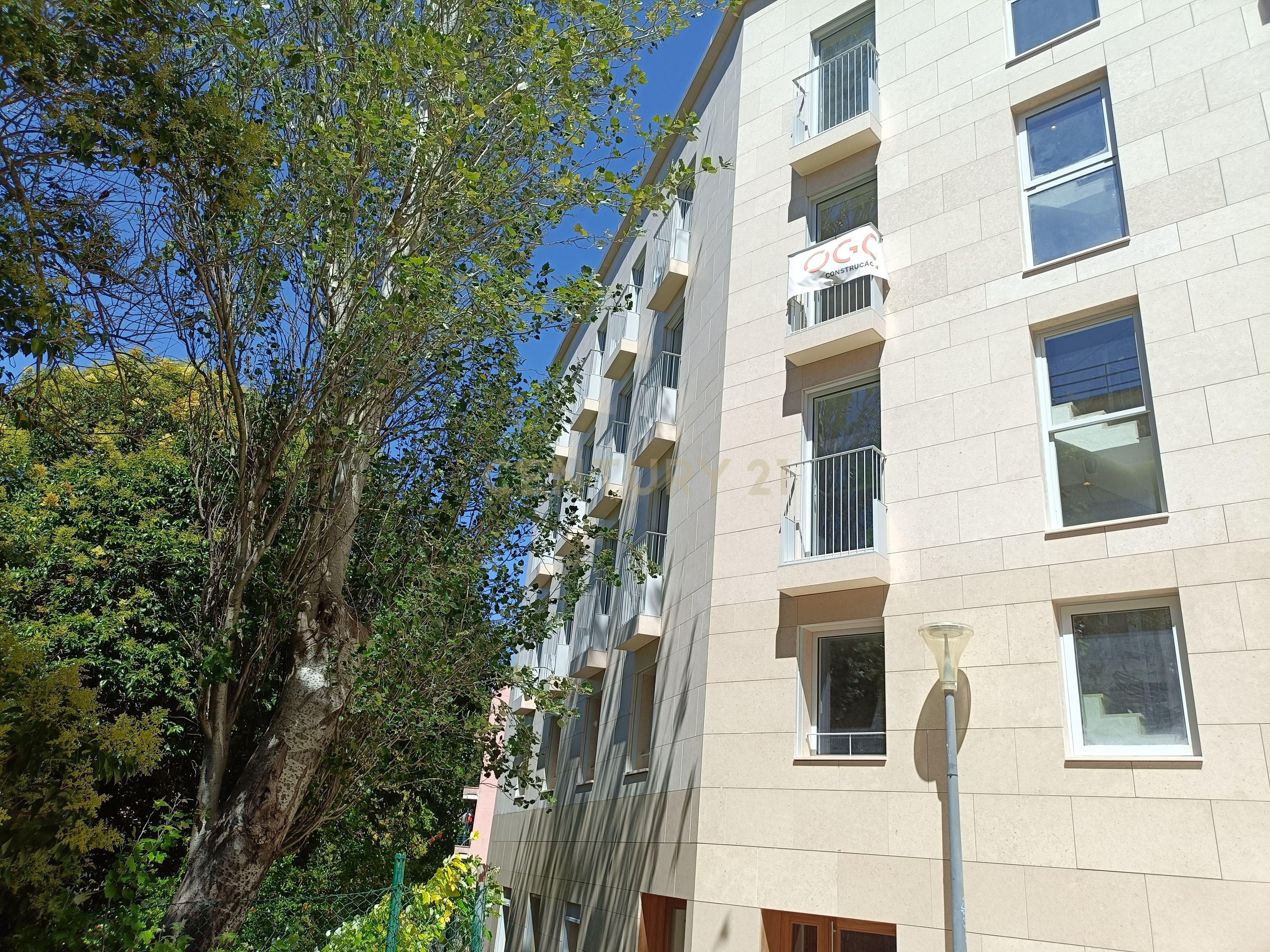 Apartamento Duplex T2, Novo, já concluído e com Licença de Utilização, à Venda em Zona Nobre e Recatada do Areeiro na Av. Madrid - Image 3