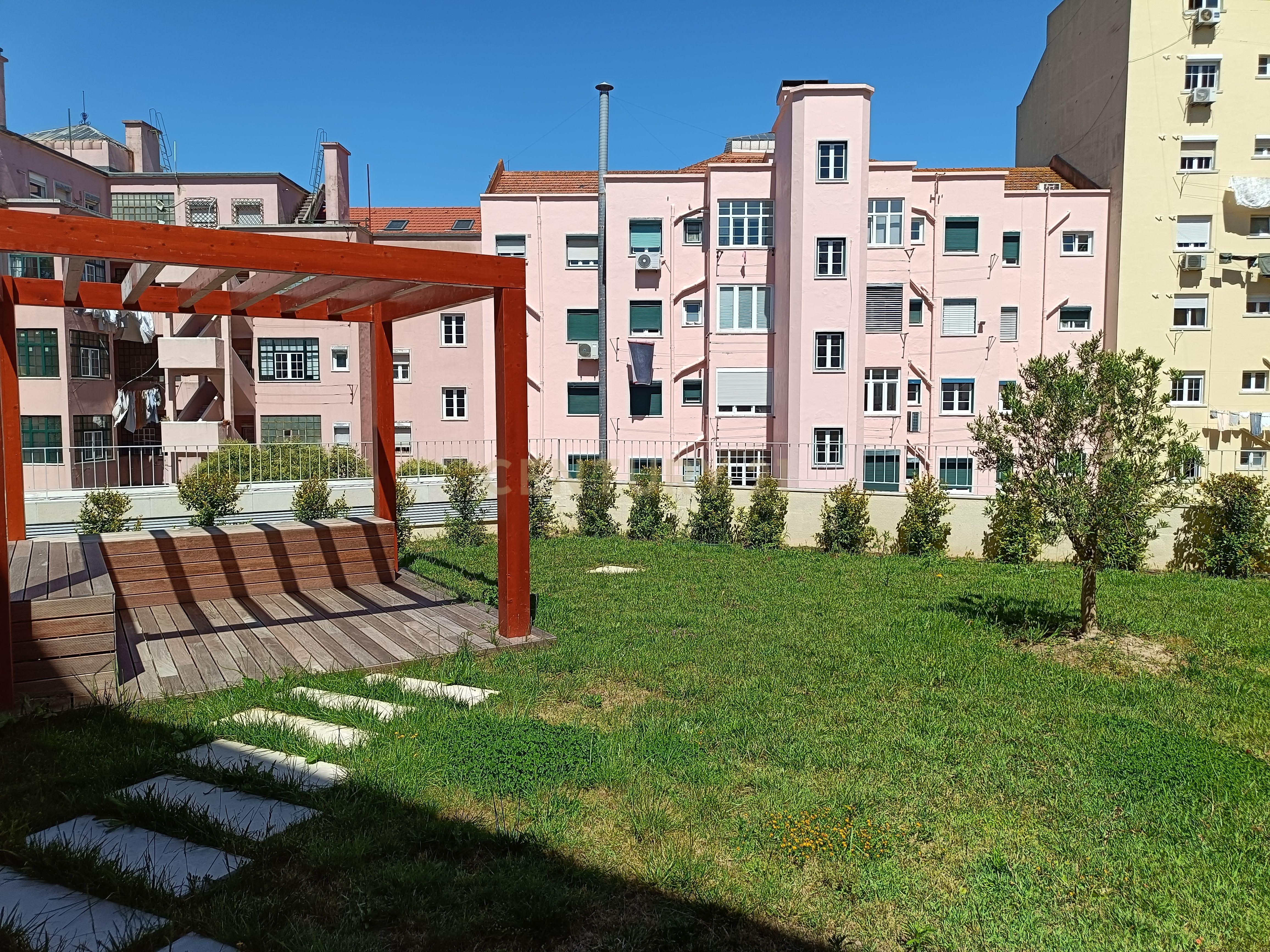 Apartamento Duplex T2, Novo, já concluído e com Licença de Utilização, à Venda em Zona Nobre e Recatada do Areeiro na Av. Madrid - Image 9