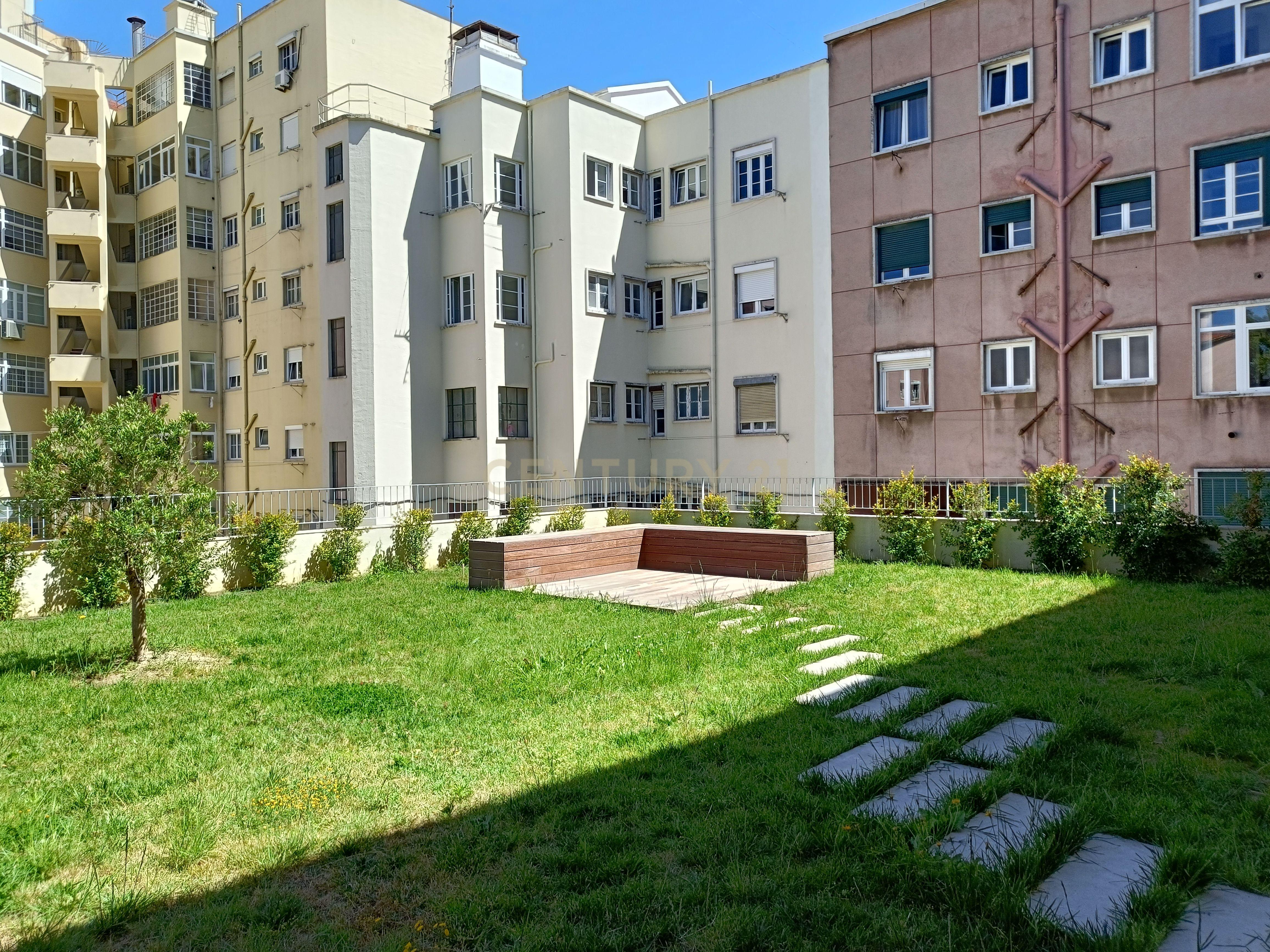 Apartamento Duplex T2, Novo, já concluído e com Licença de Utilização, à Venda em Zona Nobre e Recatada do Areeiro na Av. Madrid - Image 10