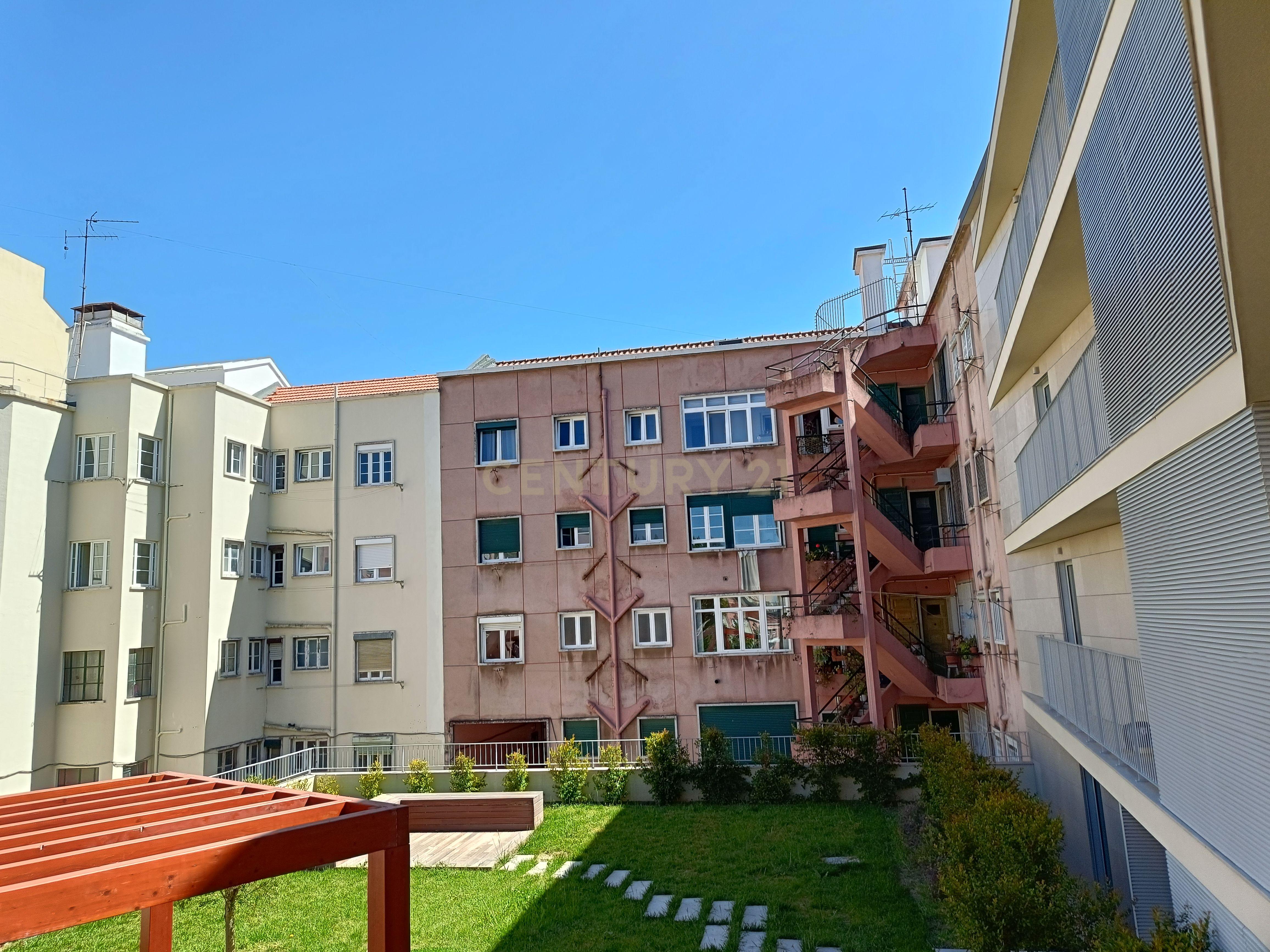 Apartamento Duplex T2, Novo, já concluído e com Licença de Utilização, à Venda em Zona Nobre e Recatada do Areeiro na Av. Madrid - Image 14