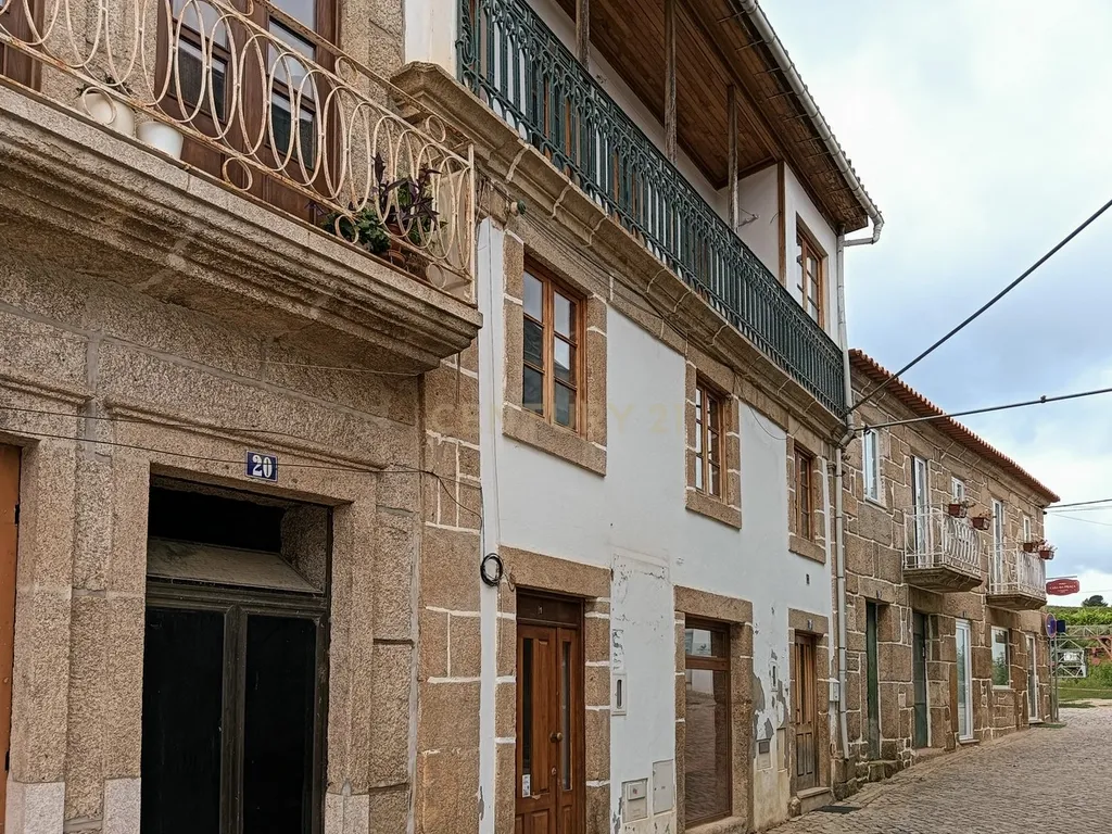Prédio com apartamento e baixo comercial - Image 1