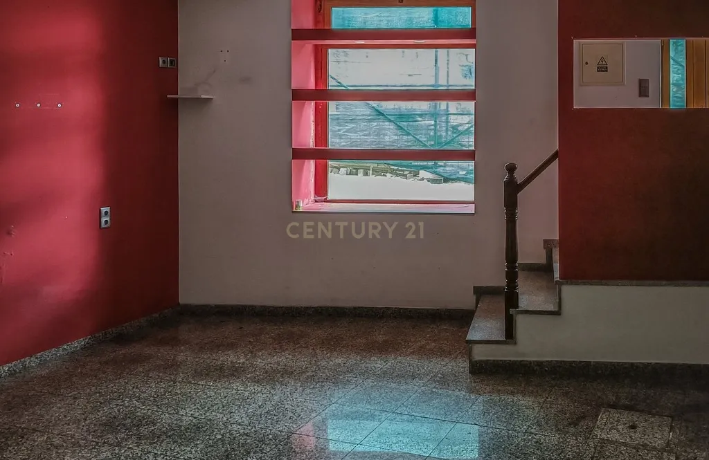 Prédio com apartamento e baixo comercial - Image 3