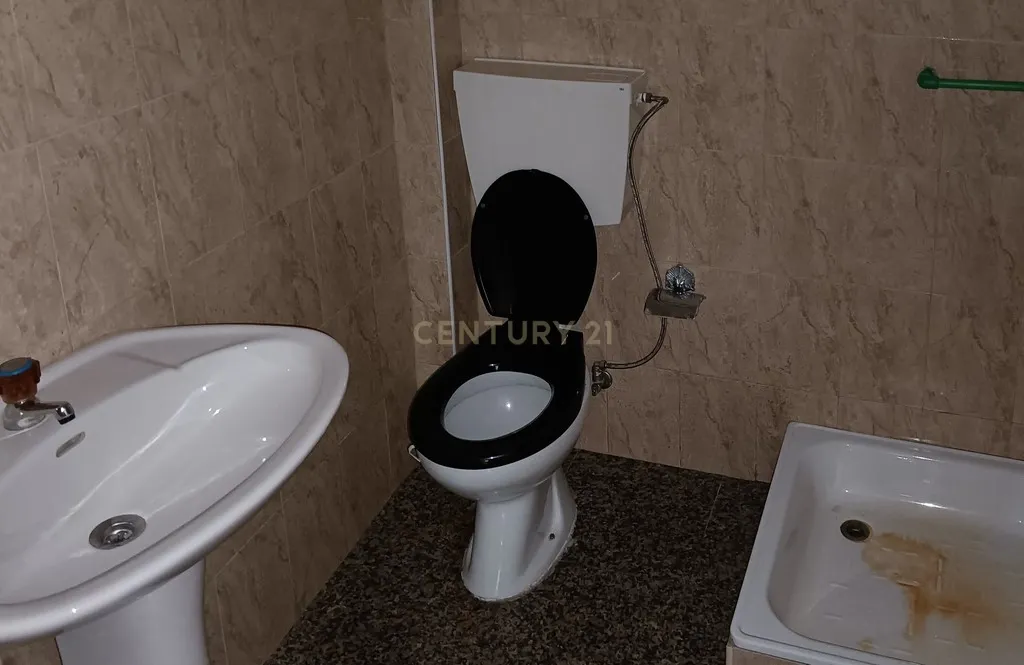 Prédio com apartamento e baixo comercial - Image 2