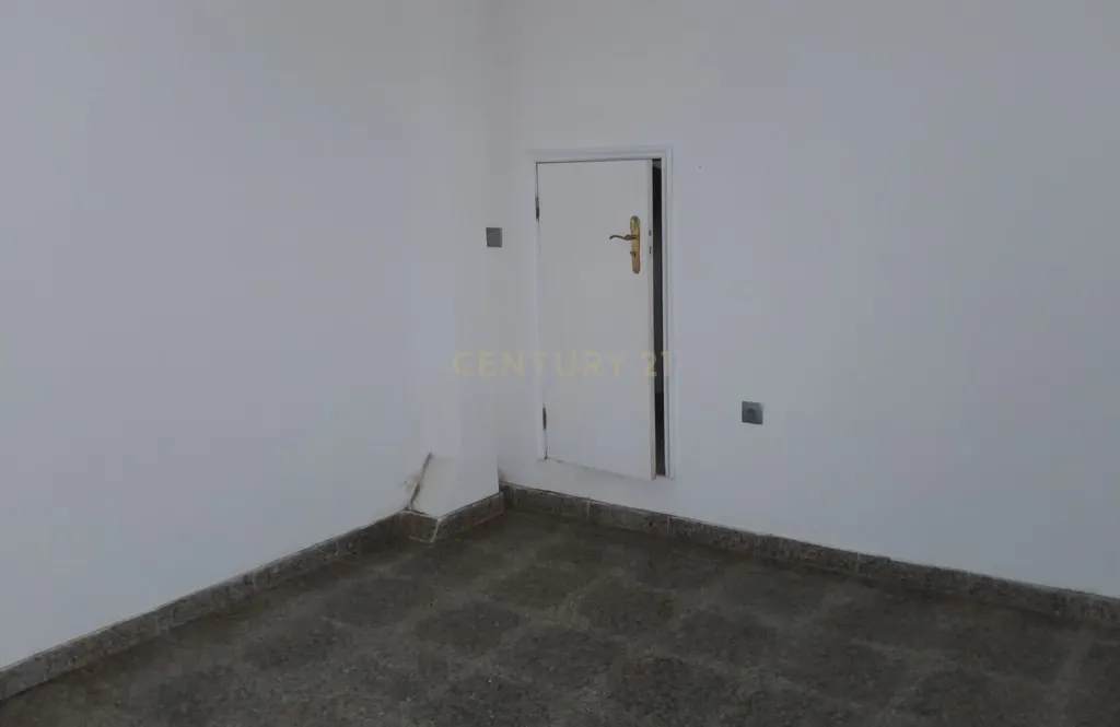 Prédio com apartamento e baixo comercial - Image 8