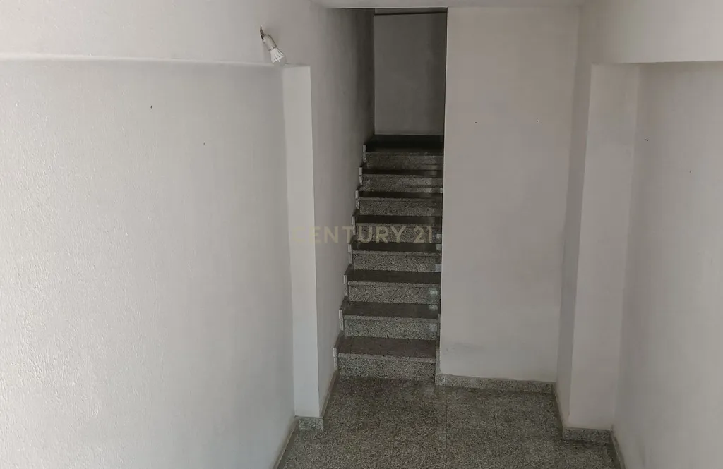 Prédio com apartamento e baixo comercial - Image 4