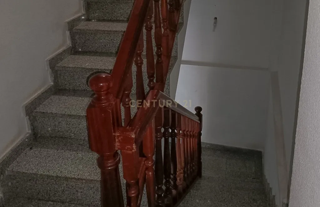 Prédio com apartamento e baixo comercial - Image 5