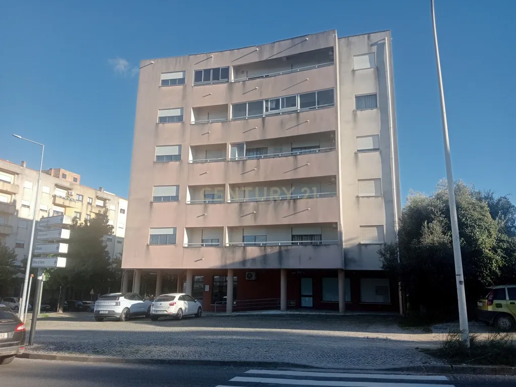 Loja com rendimento garantido a longo prazo e boa localização em Torres Novas - Image 2