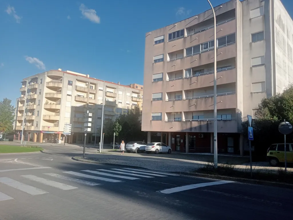 Loja com rendimento garantido a longo prazo e boa localização em Torres Novas - Image 5