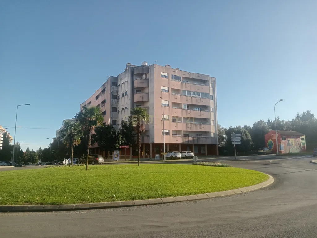 Loja com rendimento garantido a longo prazo e boa localização em Torres Novas - Image 1