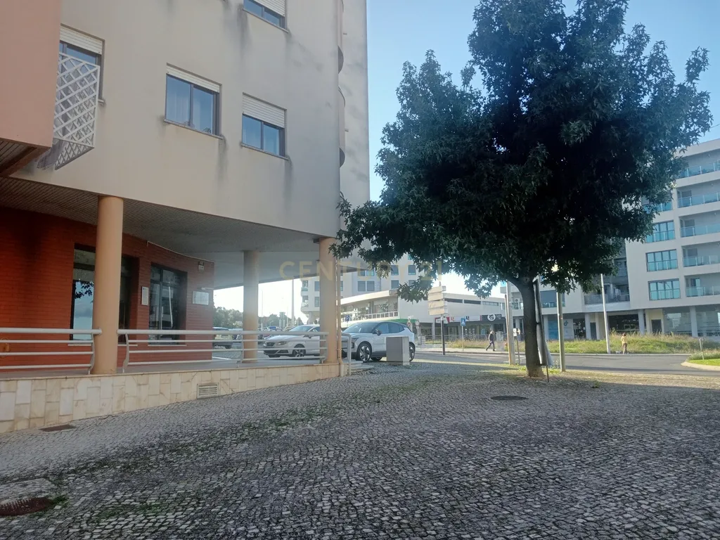 Loja com rendimento garantido a longo prazo e boa localização em Torres Novas - Image 3