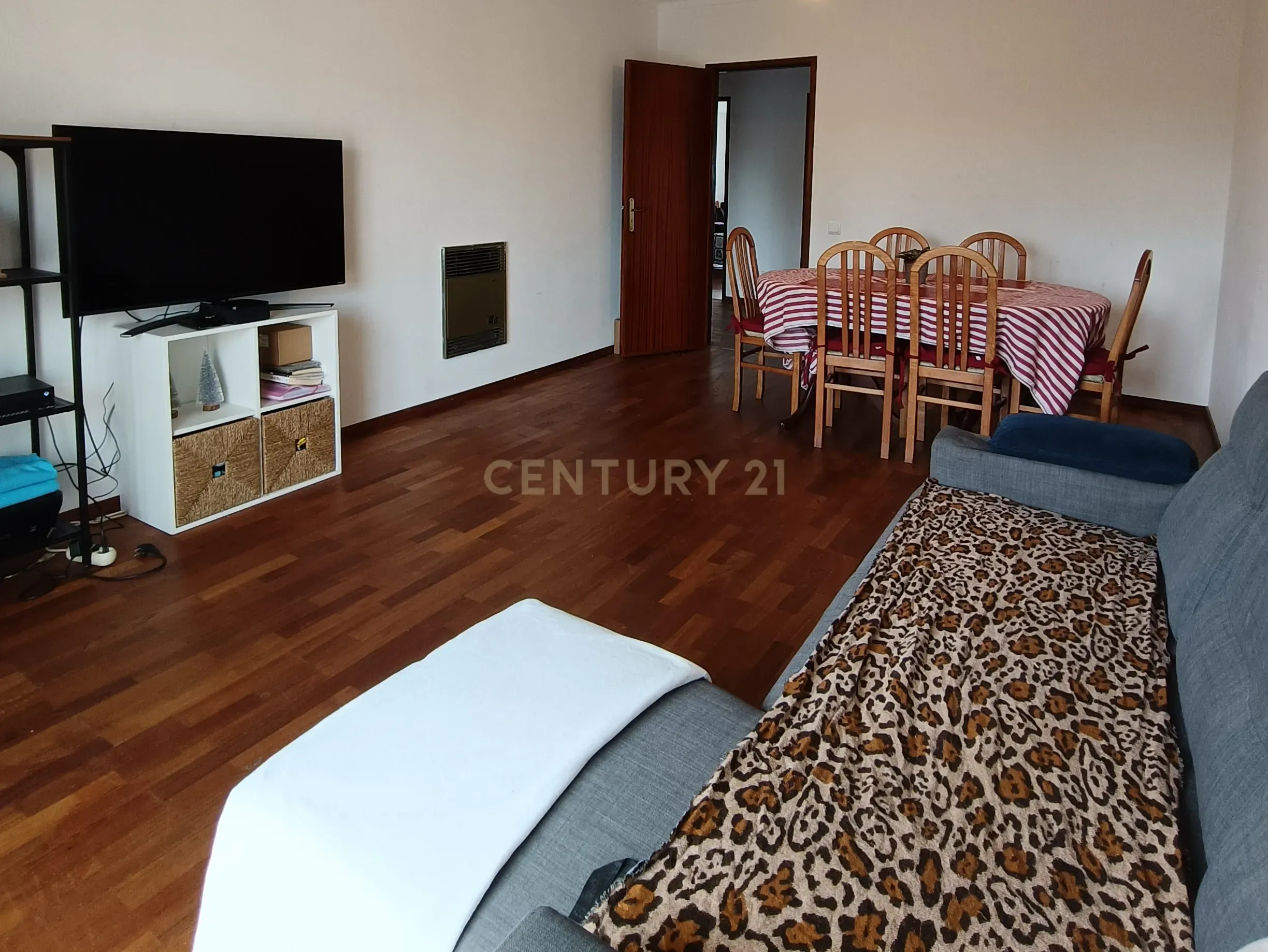 Apartamento T2, com Suíte, no Centro de Oliveira do Bairro - Image 1