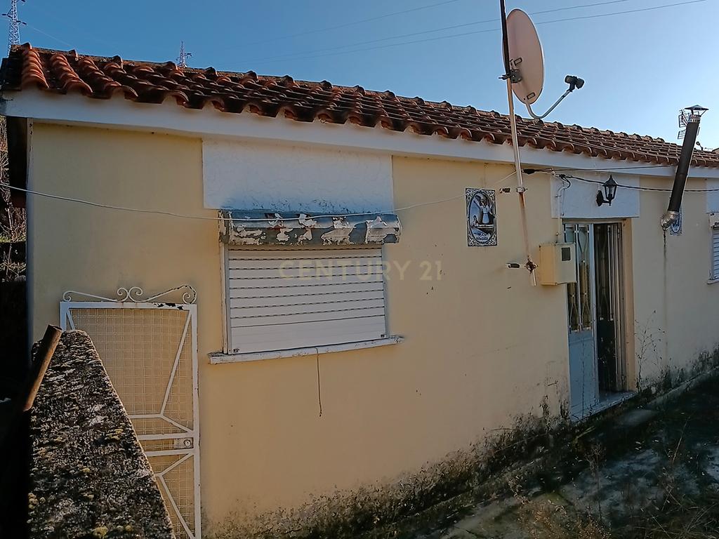 Casa Isolada para Recuperação em Vila Real - 35.000€ - Image 1