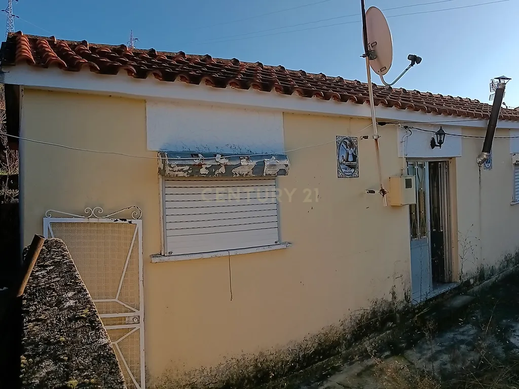 Casa Isolada para Recuperação em Vila Real - 35.000€ - Image 1