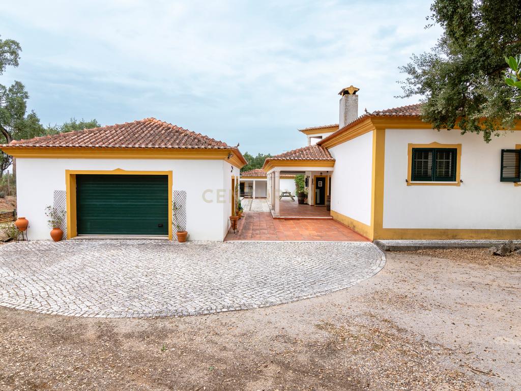 Moradia T4, com piscina, inserida num terreno de 8040m2 - Tomar - Image 11