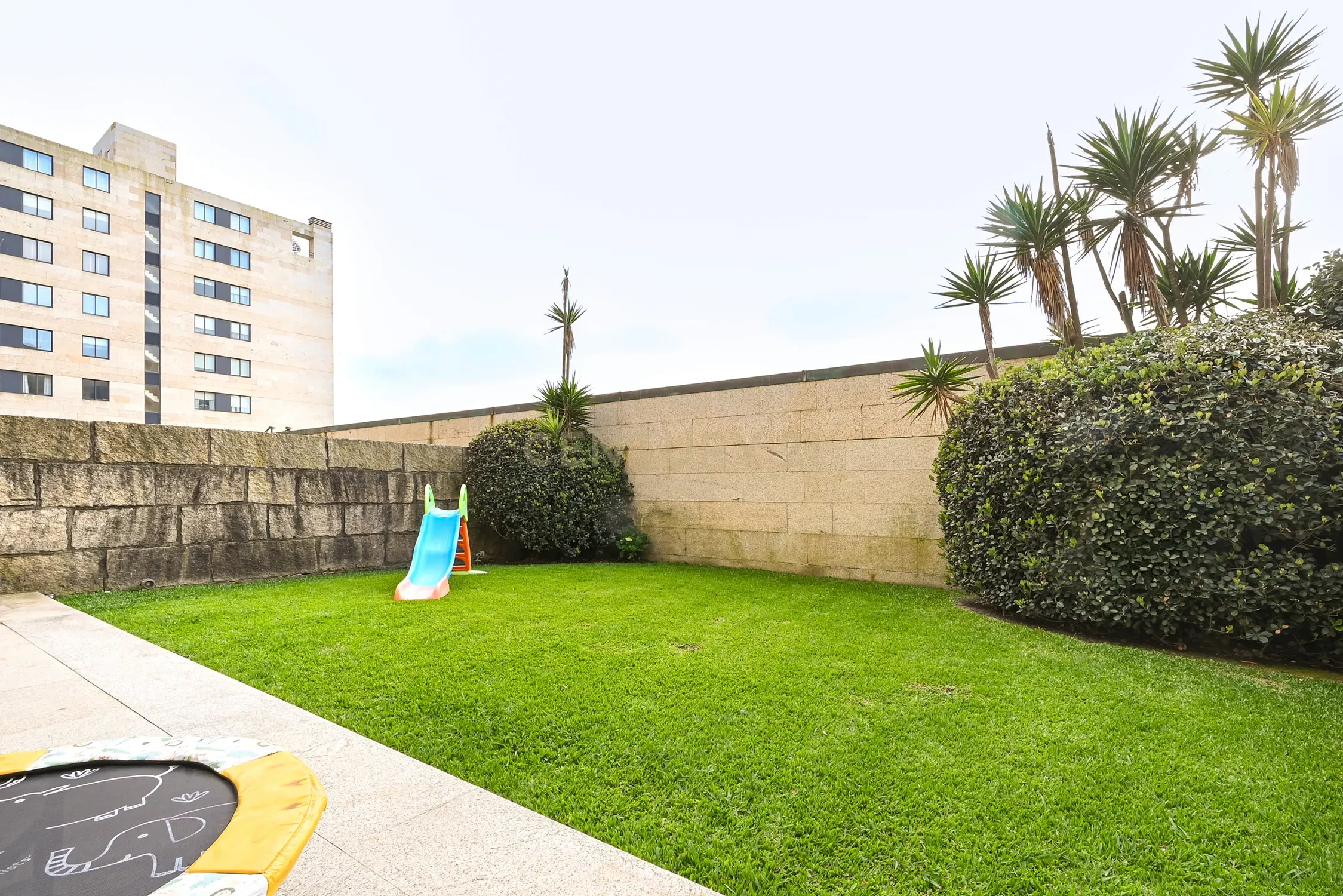 Apartamento T3 com terraço e jardim no Paço da Boa Nova - Image 13