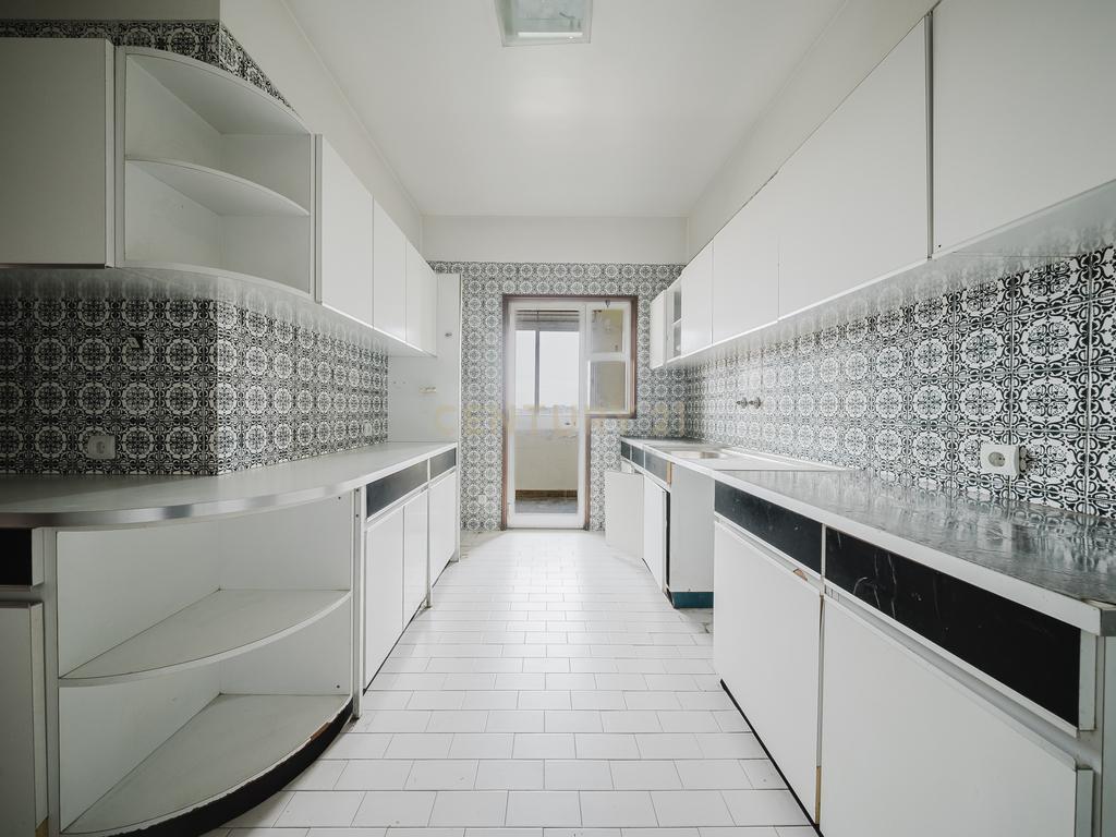 Apartamento T3 +1 - Avenida Dr. Antunes Guimarães - Image 5