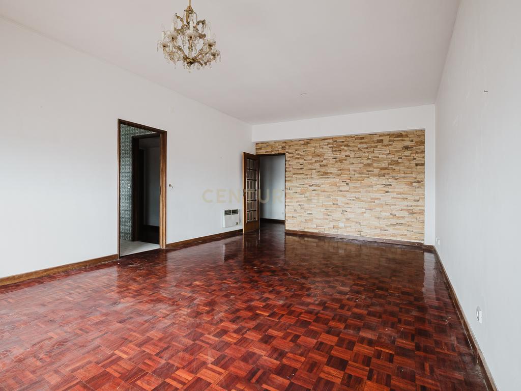 Apartamento T3 +1 - Avenida Dr. Antunes Guimarães - Image 1