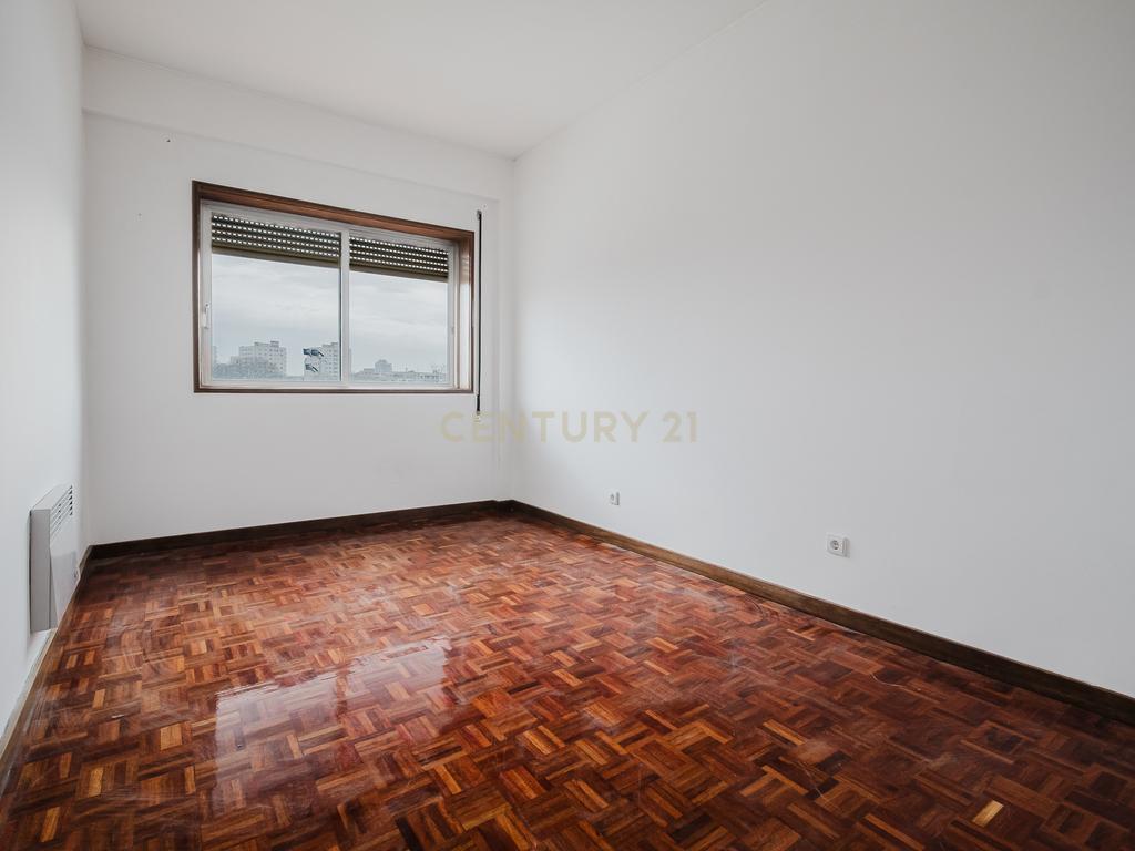 Apartamento T3 +1 - Avenida Dr. Antunes Guimarães - Image 9