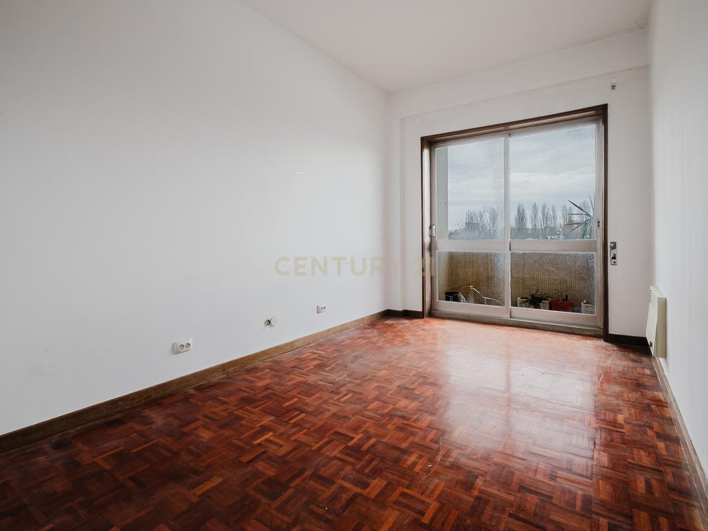 Apartamento T3 +1 - Avenida Dr. Antunes Guimarães - Image 7