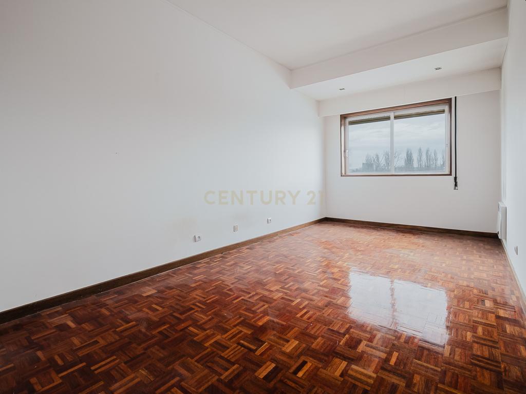 Apartamento T3 +1 - Avenida Dr. Antunes Guimarães - Image 8