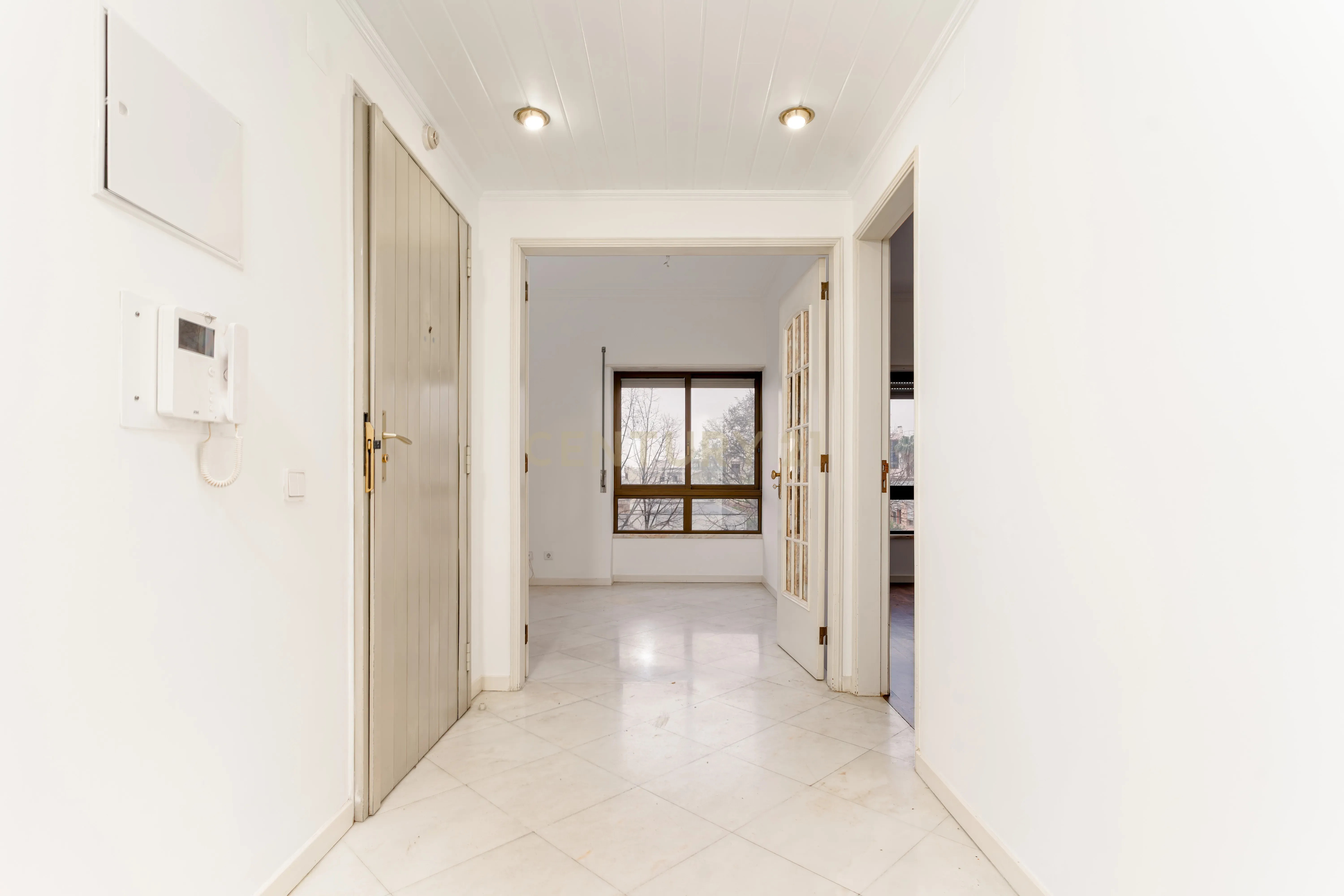 Apartamento 4 assoalhadas 1º andar na rotunda dos bancos - Almada, com terraço e excelentes áreas. - Image 15