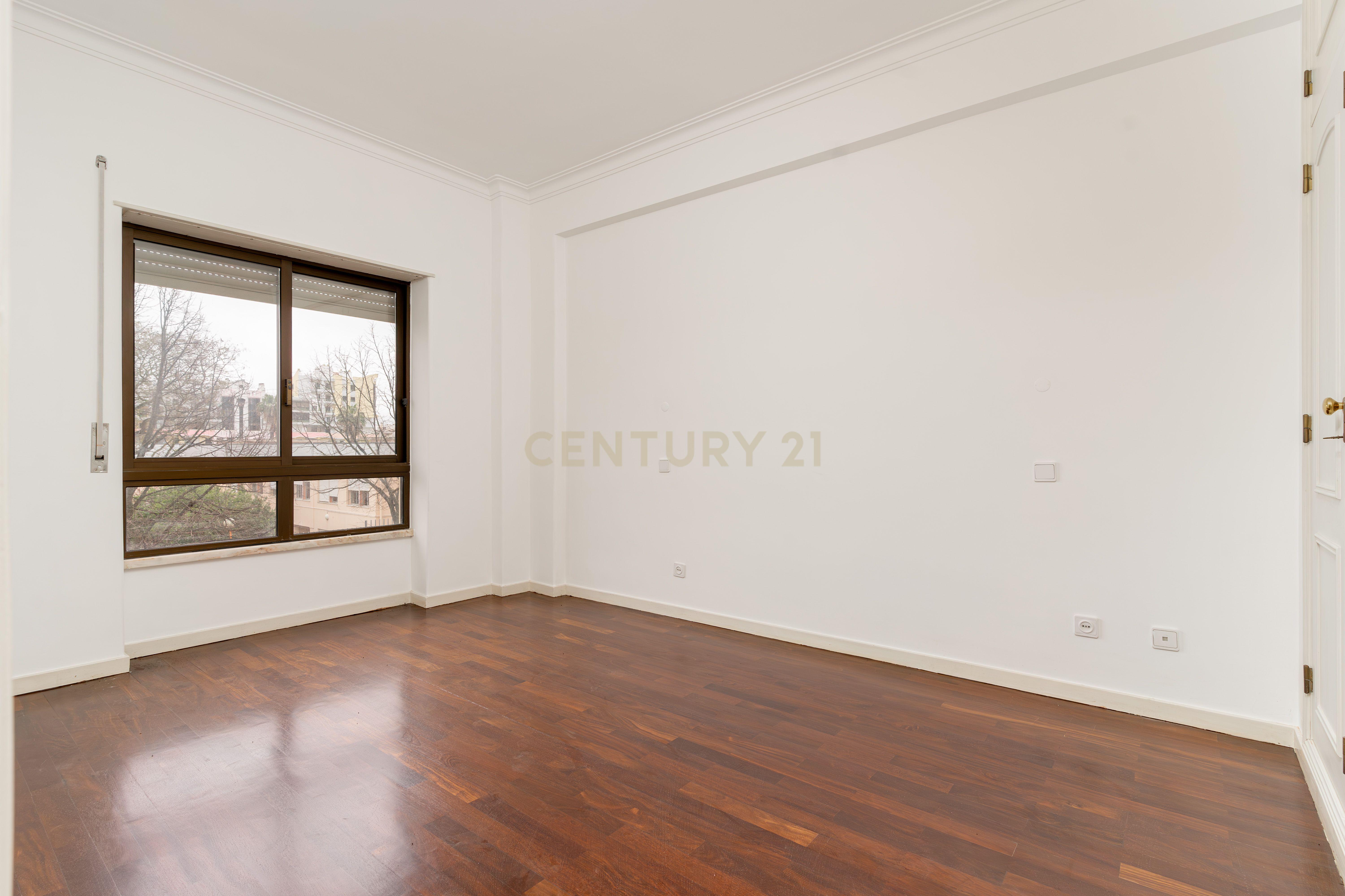 Apartamento 4 assoalhadas 1º andar na rotunda dos bancos - Almada, com terraço e excelentes áreas. - Image 12