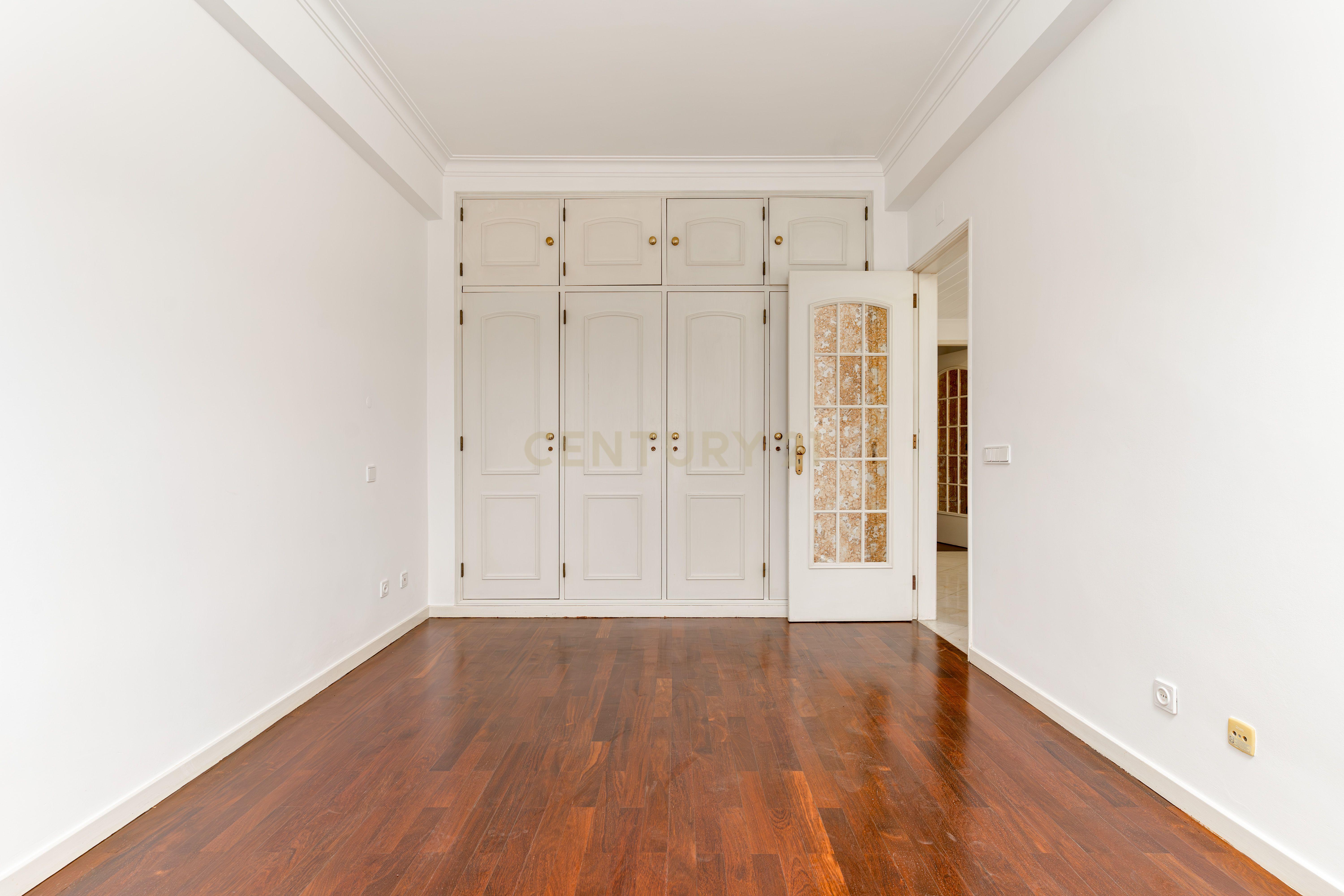 Apartamento 4 assoalhadas 1º andar na rotunda dos bancos - Almada, com terraço e excelentes áreas. - Image 13