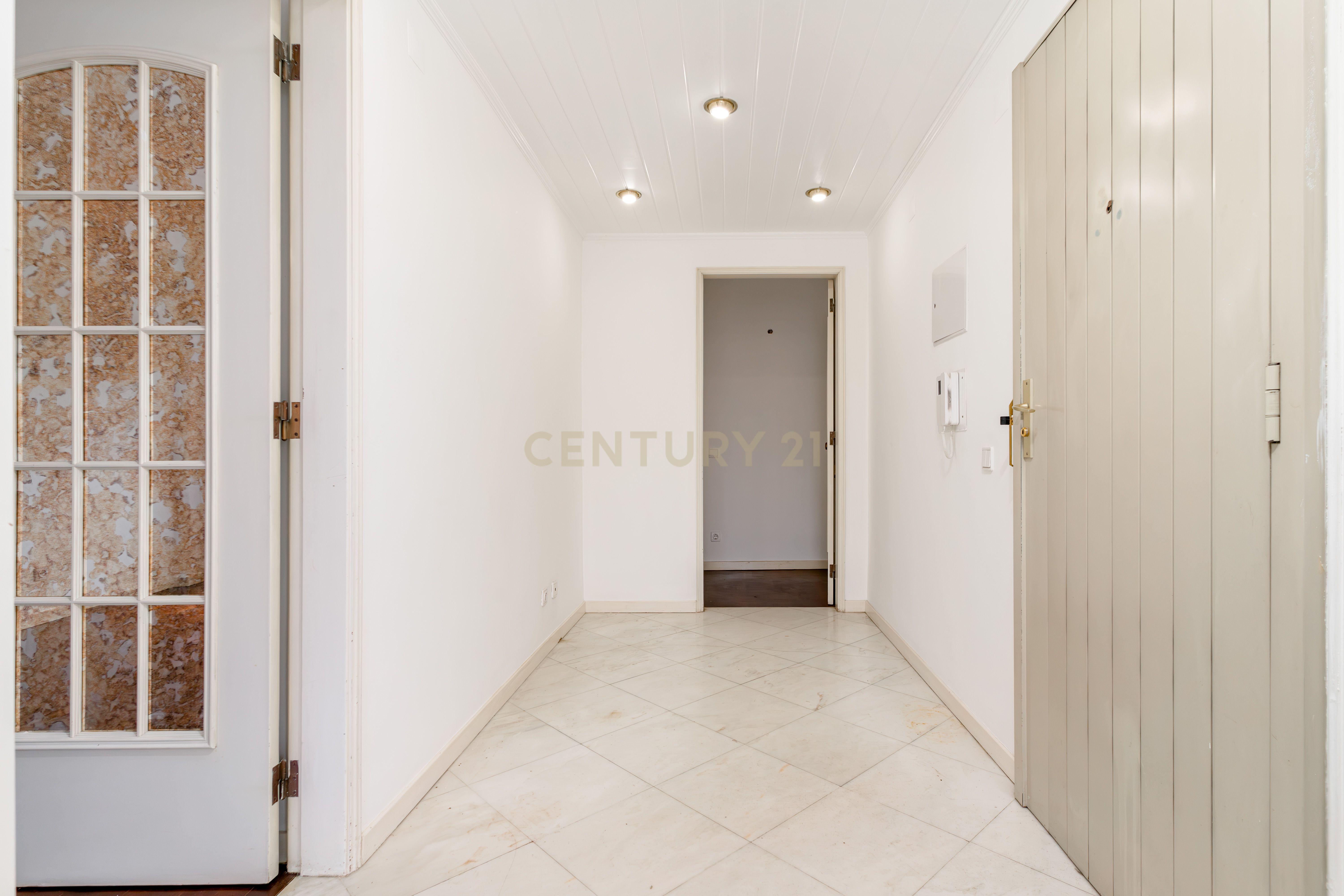 Apartamento 4 assoalhadas 1º andar na rotunda dos bancos - Almada, com terraço e excelentes áreas. - Image 14