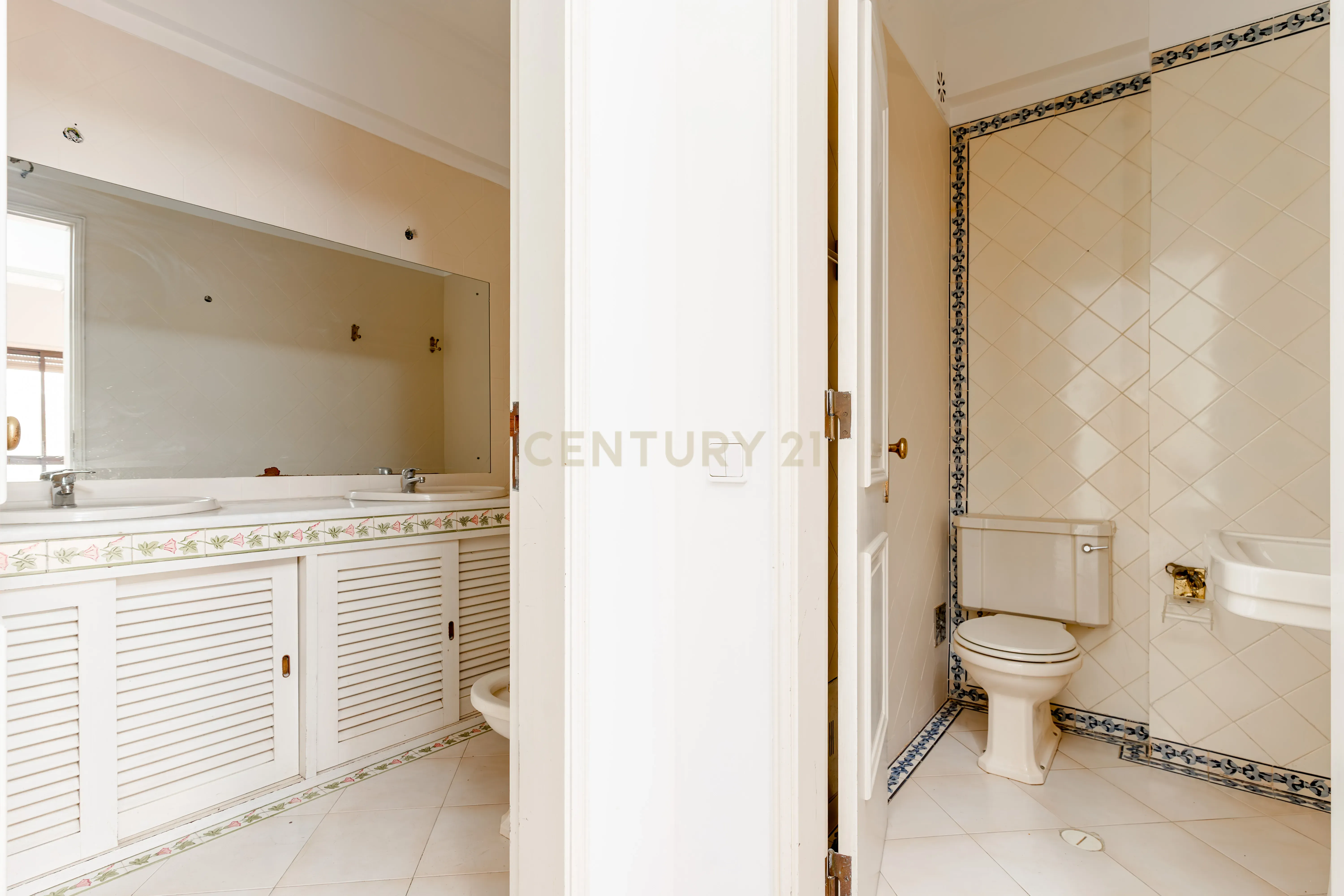 Apartamento 4 assoalhadas 1º andar na rotunda dos bancos - Almada, com terraço e excelentes áreas. - Image 16